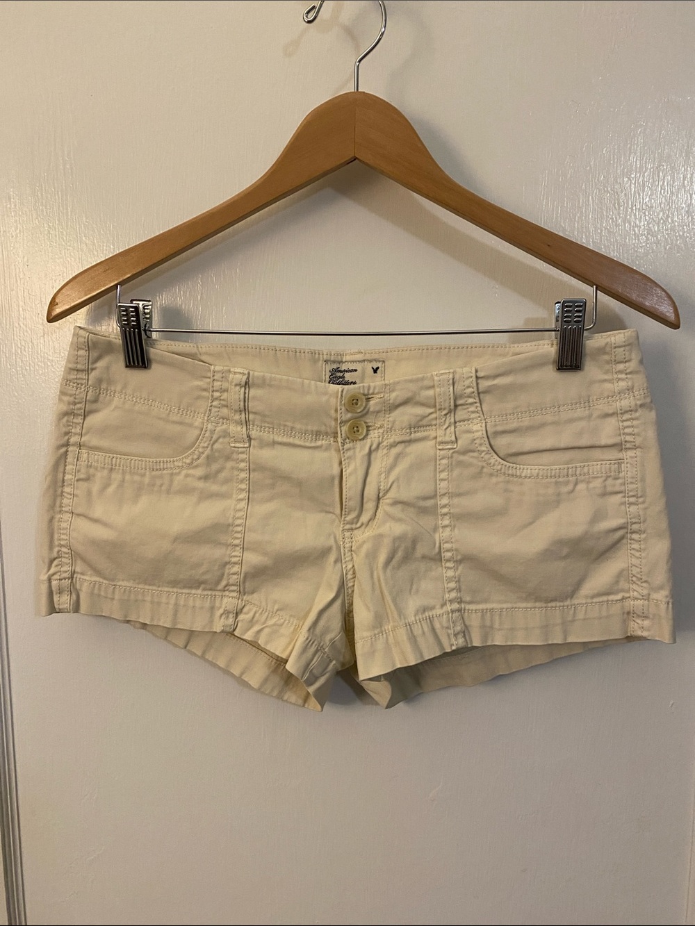 American Eagle Outfitters Cream Low-Rise Khaki Shorts Size 4